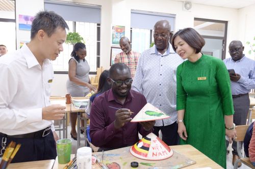 Đoàn Bộ Giáo dục và Thể thao Uganda sáng tạo mỹ thuật với học sinh Thủ đô
