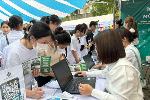 Hàng nghìn sinh viên được tư vấn, giới thiệu việc làm ngành Y - Dược