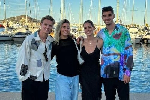 Hình ảnh các cầu thủ Arsenal xả trại sau mùa giải căng thẳng