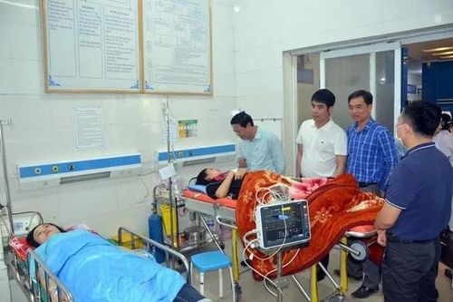 Hơn 70 công nhân nhập viện sau bữa ăn trưa tại công ty