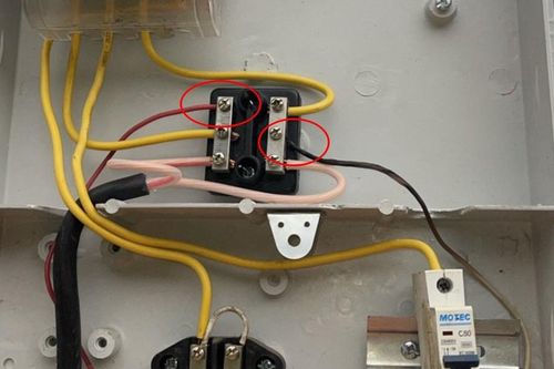 Trộm cắp hàng nghìn số điện để chiếu sáng trồng hoa
