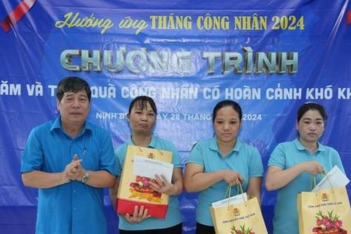 Công đoàn Khối thi đua II thăm, tặng quà công nhân có hoàn cảnh khó khăn