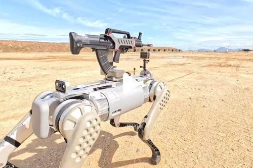 Tập trận với Campuchia, quân đội Trung Quốc tung ra chó robot bắn súng