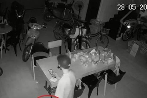 Tên trộm cầm dao đột nhập nhà dân sục sạo gần 1 giờ đồng hồ