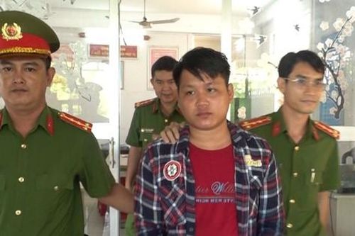 Bắt đối tượng đưa dao, canh cửa cho bạn đánh ghen