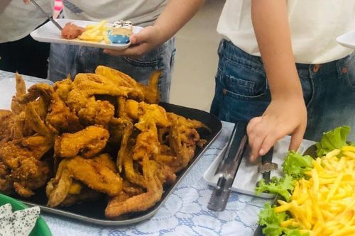 Nam sinh nghèo và bữa tiệc chia tay ấm áp ngày cuối năm học