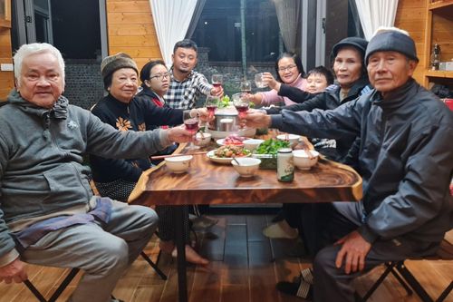 Chàng rể U50 về thăm làm điều đặc biệt, bố mẹ vợ tấm tắc khen