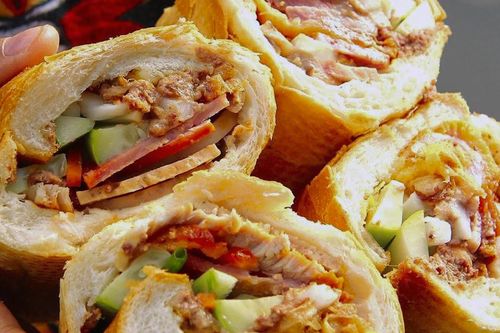 Bánh mì đắt bậc nhất TPHCM, khách Tây, ta xếp hàng dưới nắng 'cháy da' chờ mua