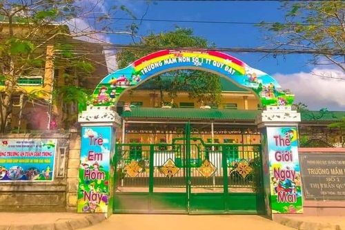 Hiệu trưởng giật micro, ngăn hội trưởng phụ huynh nói về 'giá mua tủ đồ cao bất thường'