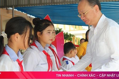 Trao 29 suất quà cho học sinh nghèo vượt khó, hoàn cảnh đặc biệt khó khăn