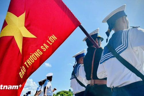 Xúc động, tự hào buổi lễ chào cờ và duyệt đội ngũ trên đảo Trường Sa