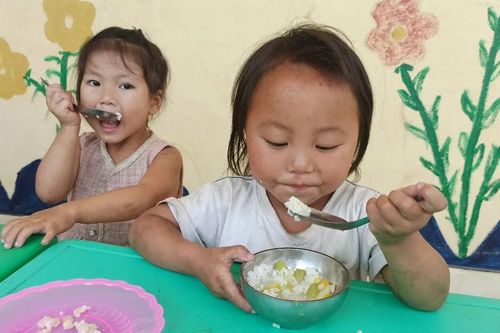 'Cùng em khôn lớn' – Mang bữa ăn dinh dưỡng vượt đại ngàn đến học sinh vùng khó