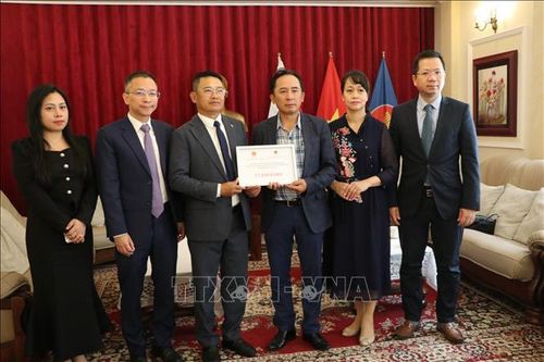 'Trong khó khăn hoạn nạn càng thấy ấm áp tình đồng bào'