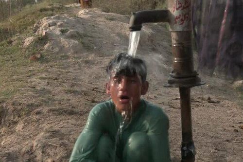 Người dân Pakistan vật vã dưới cái nóng 53 độ C