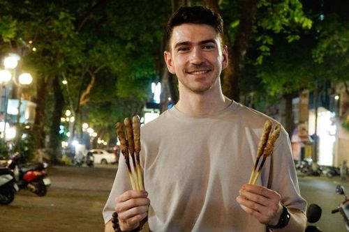 Chàng trai Tây gây sốt cộng đồng mạng khi nướng nem lụi trên vỉa hè