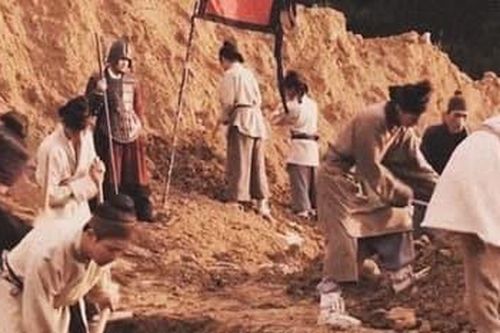 Sau khi mai táng Hoàng đế, người thợ xây cuối cùng trong lăng sẽ thoát ra ngoài như thế nào?
