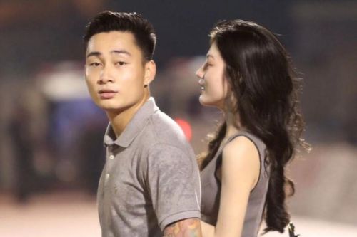 'Tóm dính' tiền đạo nổi tiếng hẹn hò với hot girl chân dài, lái xe bạc tỉ chở nàng đi chơi