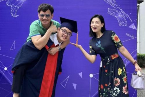 Vợ chồng Xuân Bắc tham dự lễ trưởng thành của con trai, diện mạo nhóc tỳ gây chú ý