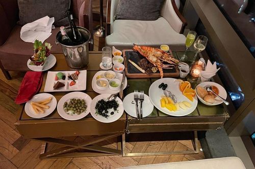 'Nữ đại gia' gọi bò Wagyu, tôm hùm ăn rồi giả vờ bị vong nhập để bùng tiền