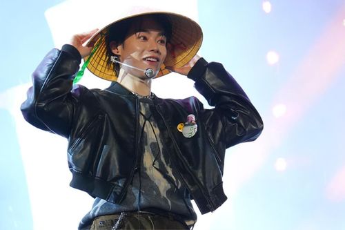 Phản ứng của Hanbin (TEMPEST) khi fan dặn không uống nước mía trước giờ diễn tại Việt Nam