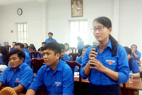 Chủ tịch UBND huyện Phú Tân đối thoại với thanh niên