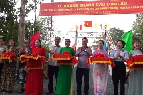 Bí thư Huyện ủy Châu Phú Nguyễn Phú Tân dự khánh thành cầu Kênh 7