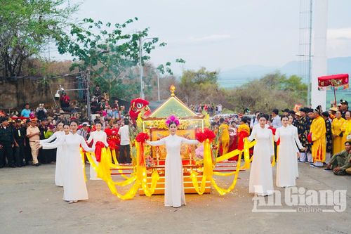 Những nữ sinh đi thỉnh tượng Bà Chúa Xứ Núi Sam