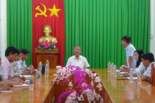 Bí thư Huyện ủy Tri Tôn làm việc với xã Lương Phi