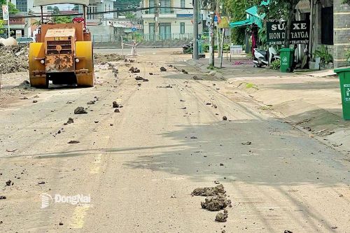 Đất từ công trình thi công tràn ra đường