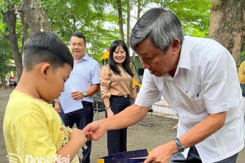Phó bí thư thường trực Tỉnh ủy Hồ Thanh Sơn thăm, tặng quà trẻ em nhân dịp 1-6