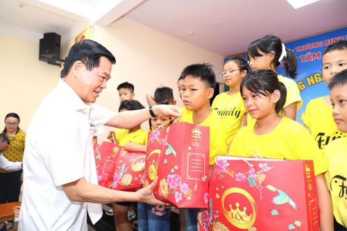 Bí thư Tỉnh ủy thăm, tặng quà thiếu nhi tại Trung tâm Công tác xã hội tỉnh