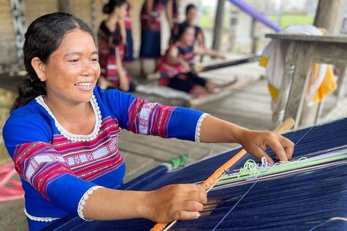 Phụ nữ Đăk Pơ Pho bảo tồn nghề dệt thổ cẩm