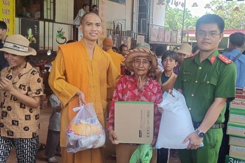 Tặng 735 suất quà cho người nghèo, khó khăn huyện Phú Thiện, Ia Grai