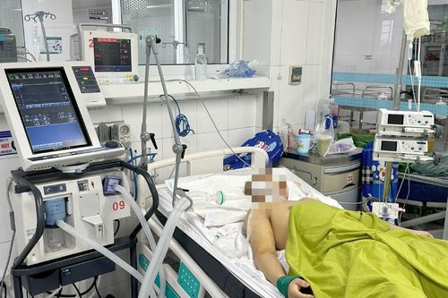 Đi xe máy về quê giữa trưa nắng, chàng trai 21 tuổi bị sốc nhiệt nguy kịch