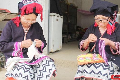 Giữ gìn nghề làm trang phục truyền thống