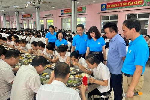 'Bữa cơm Công đoàn' May 10: Gần gũi, thân tình sẻ chia với người lao động