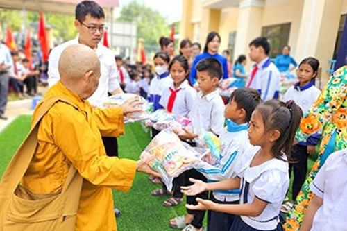 Kon Tum: Ban Từ thiện xã hội Phật giáo tỉnh trao quà cho học sinh nhân Ngày Quốc tế Thiếu nhi