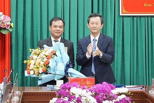 Trao Quyết định chuẩn y Phó Bí thư Tỉnh ủy Kon Tum