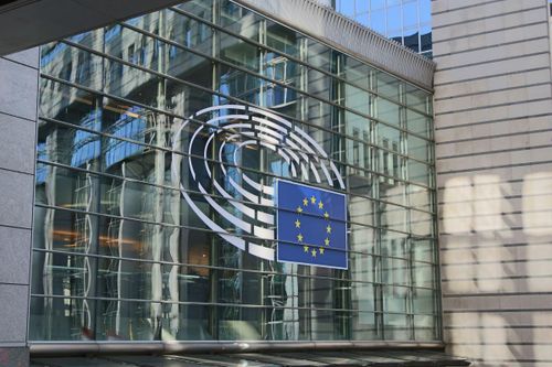 EU thông qua luật thúc đẩy sản xuất công nghệ xanh