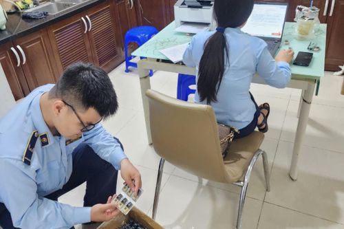 Tạm giữ 600 chiếc đầu đốt máy hút thuốc lá điện tử không rõ nguồn gốc, xuất xứ