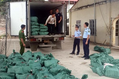 Lạng Sơn: Phát hiện 7 tấn chân gà, móng giò đông lạnh không rõ nguồn gốc