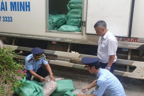 Lạng Sơn: Phát hiện 4 tấn chân gà đã đổi màu, chảy nước không rõ nguồn gốc