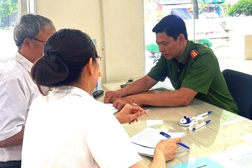 Công an phường phối hợp nhân viên ngân hàng ngăn chặn kịp thời vụ lừa đảo tiền