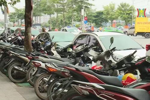 Bãi trông xe tự phát mọc quanh Bệnh viện K Tân Triều