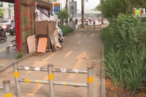 Hàng quán, rác thải bủa vây đường dành cho người đi bộ