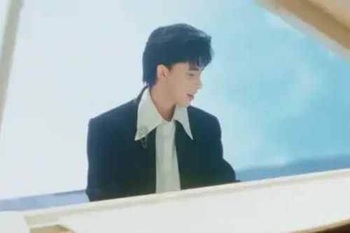 Chủ nhân hit 'Nụ cười 18 20' trở lại làng nhạc Việt