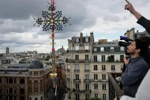 Phục hồi cây thánh giá của Nhà thờ Đức Bà Paris