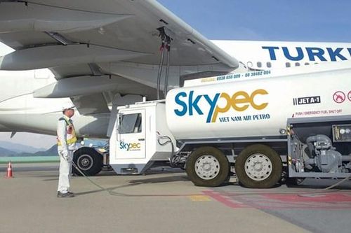 Giá liên tục biến động, hai 'ông lớn' nhiên liệu hàng không phục vụ tàu bay tại Việt Nam kinh doanh ra sao?