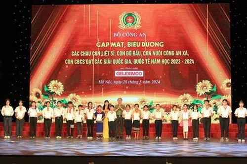 Bộ Công an gặp mặt các cháu học sinh là con liệt sĩ, con đỡ đầu tiêu biểu