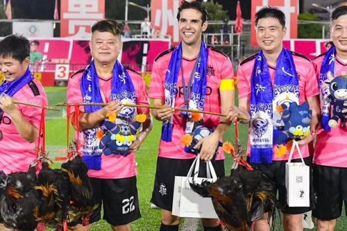 Kaka đá giải làng ở Trung Quốc với bạn thân Châu Tinh Trì, được tặng con gà